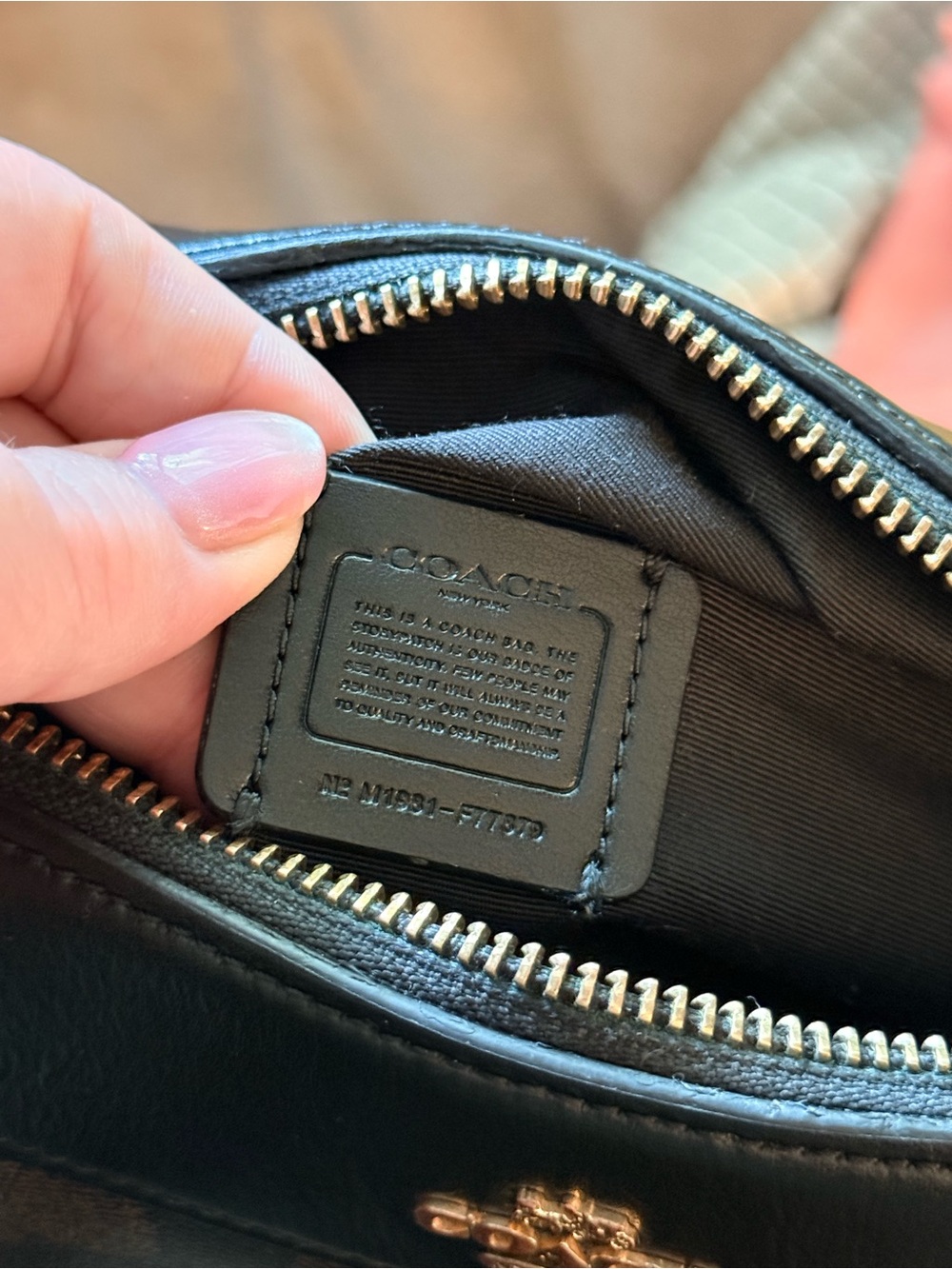 Coach Signature Crossbody Bag in Brown and black, gold colored hardware - Picture 7 of 8